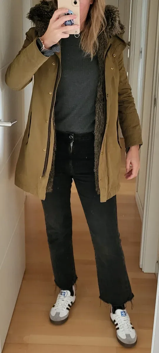 Parka Zara verde militar con capucha