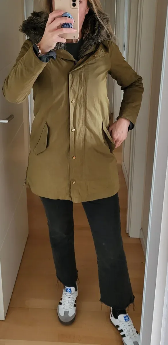 Parka Zara verde militar con capucha