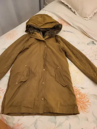 Parka Zara verde militar con capucha