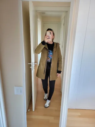 Parka Zara verde militar con capucha