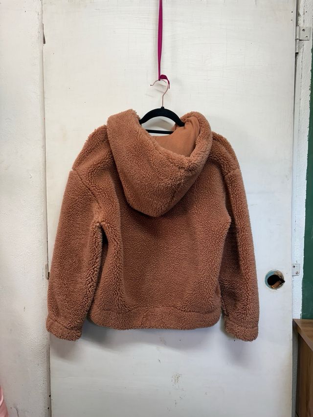 Sudadera de pelo marrón con capucha