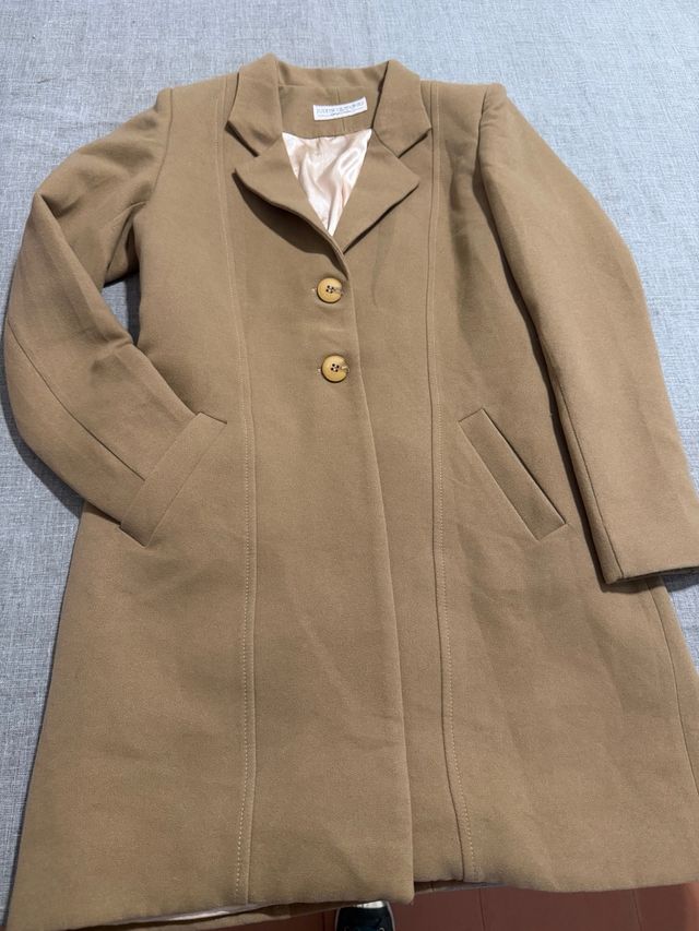 Abrigo beige elegante de niña