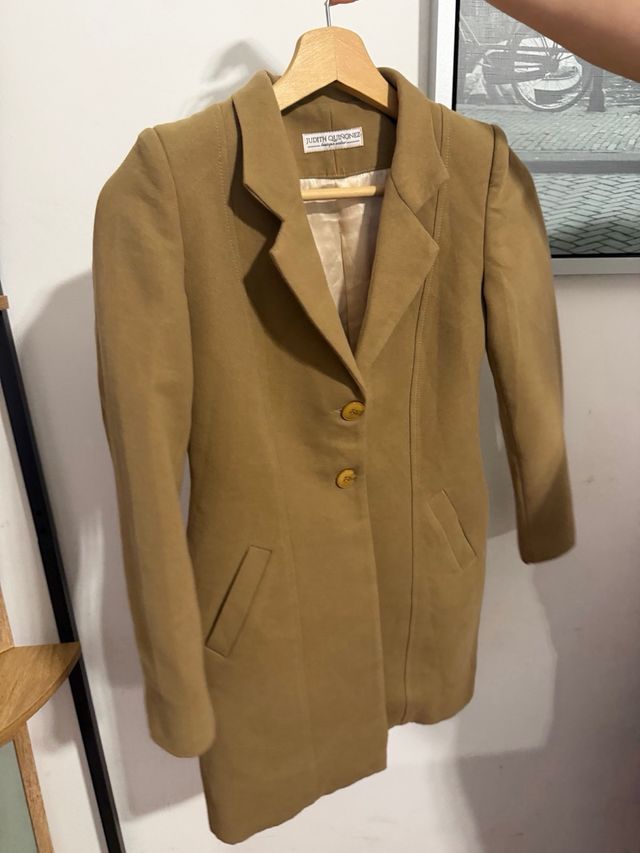 Abrigo beige elegante de niña