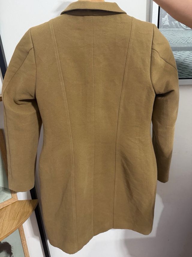 Abrigo beige elegante de niña