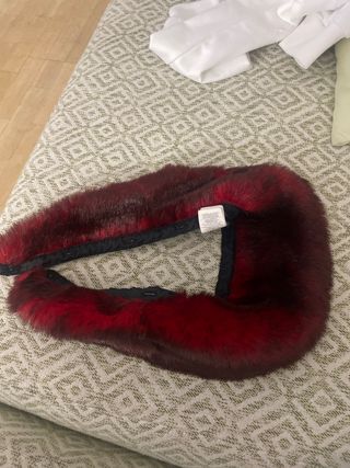 Bufanda de pelo sintético roja y marrón