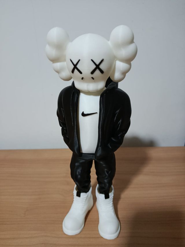 Figura Kaws x Nike