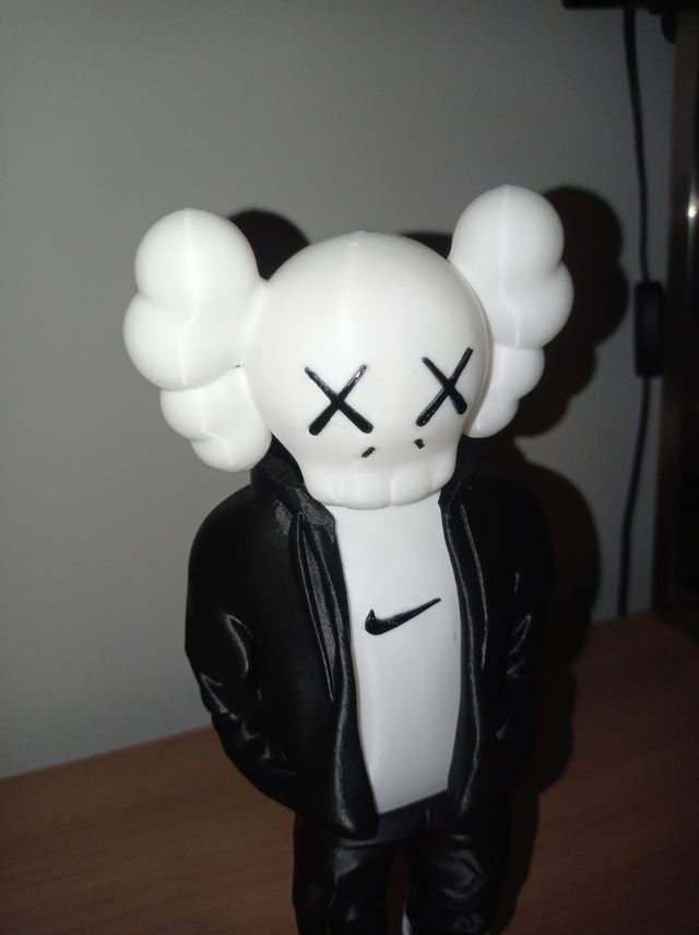 Figura Kaws x Nike