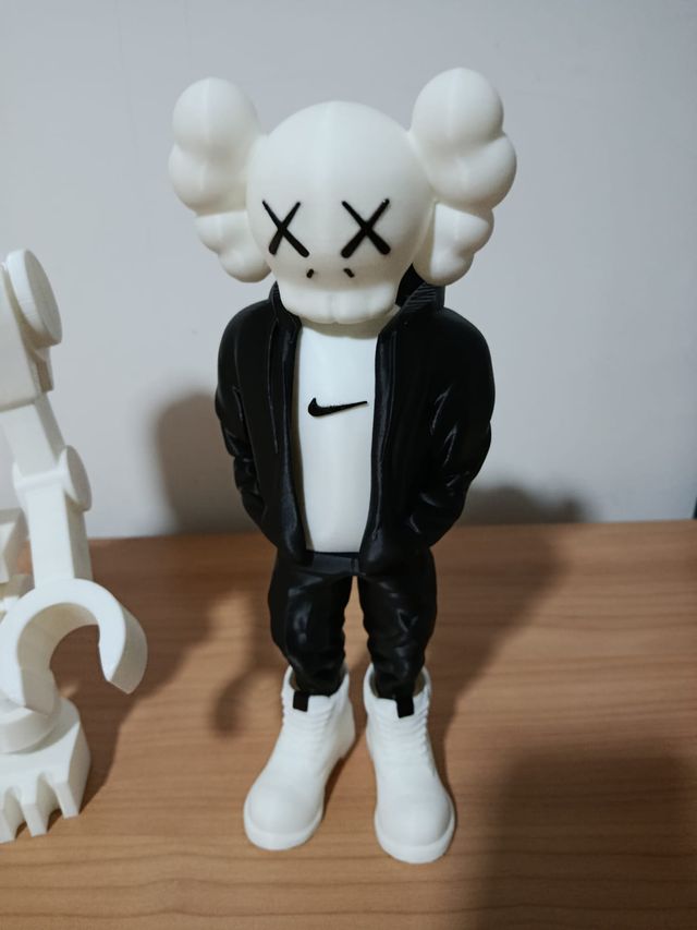 Figura Kaws x Nike