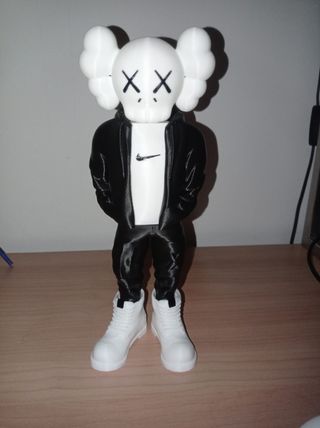 Figura Kaws x Nike