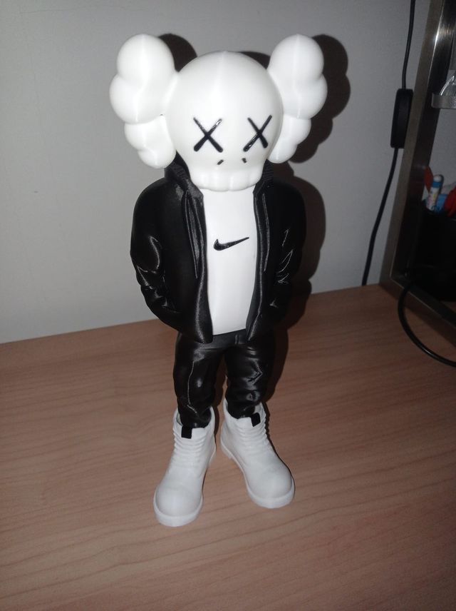 Figura Kaws x Nike