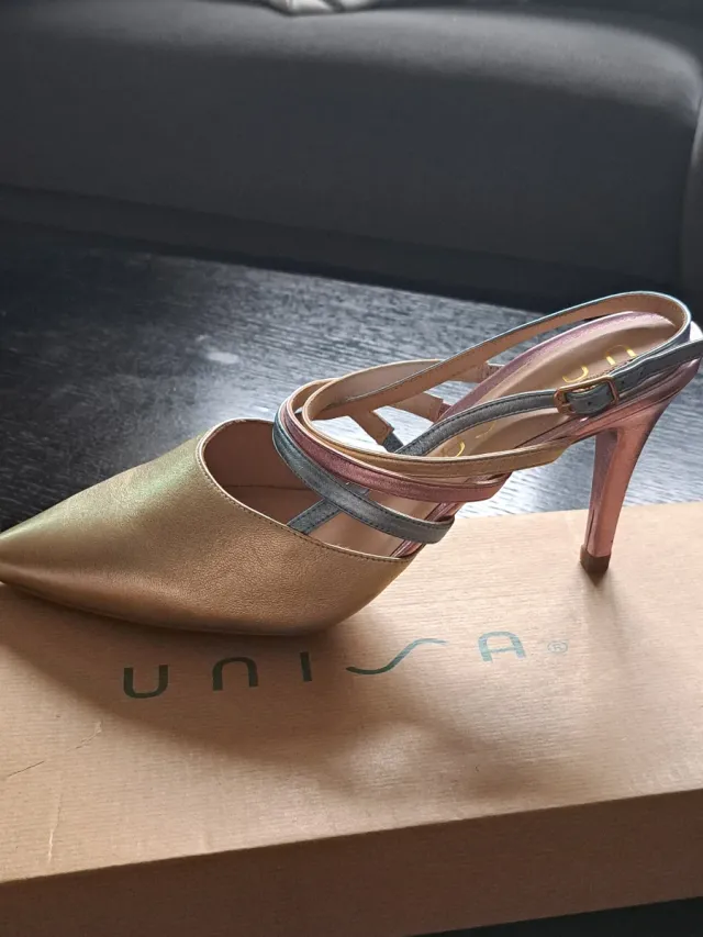 Zapatos Unisa dorados y plateados