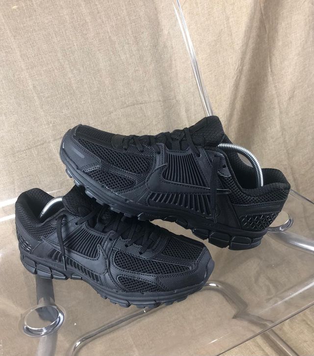 Nike Zoom Vomero 5 – Negras | Talla 44 EU