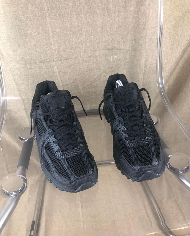 Nike Zoom Vomero 5 – Negras | Talla 44 EU