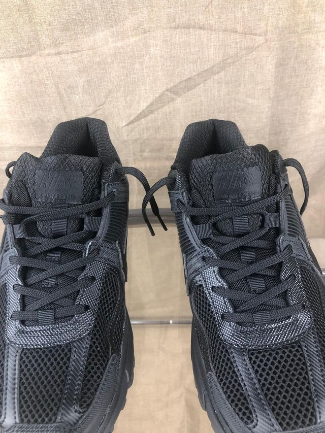 Nike Zoom Vomero 5 – Negras | Talla 44 EU