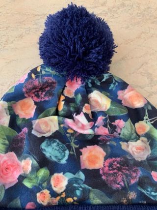 Cappello invernale fantasia floreale e pompon
