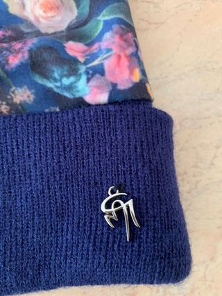 Cappello invernale fantasia floreale e pompon