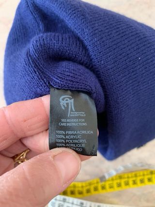 Cappello invernale fantasia floreale e pompon