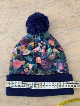 Cappello invernale fantasia floreale e pompon
