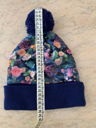 Cappello invernale fantasia floreale e pompon