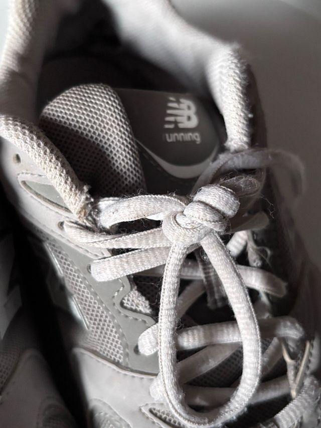 New Balance 530 Gris y Blanco