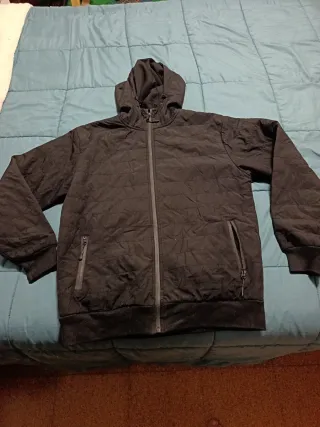 Cazadora negra con capucha