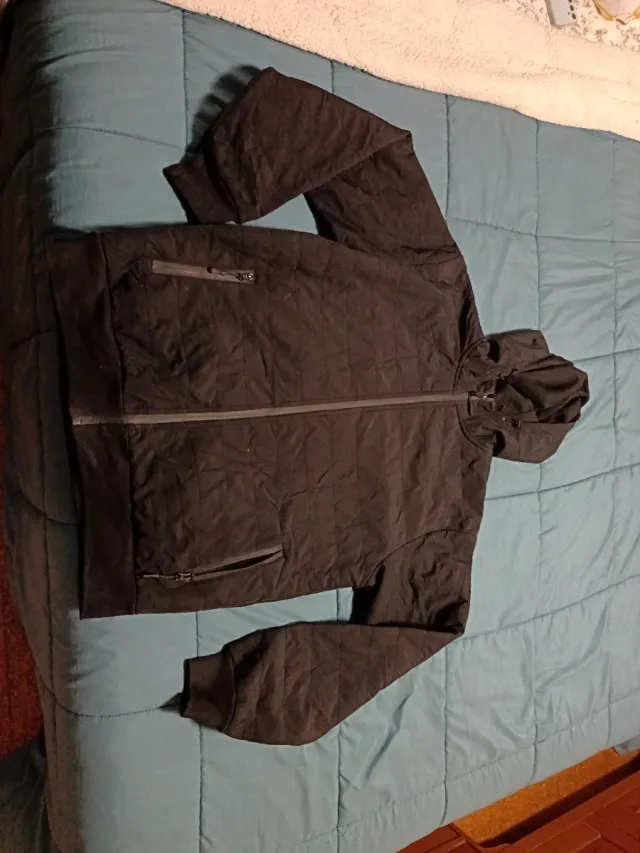 Cazadora negra con capucha