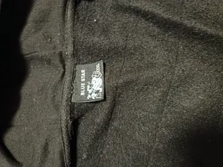 Cazadora negra con capucha