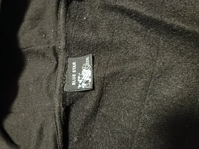 Cazadora negra con capucha