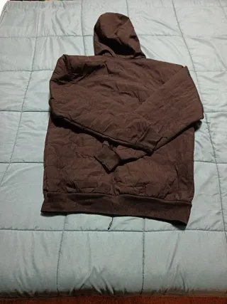 Cazadora negra con capucha