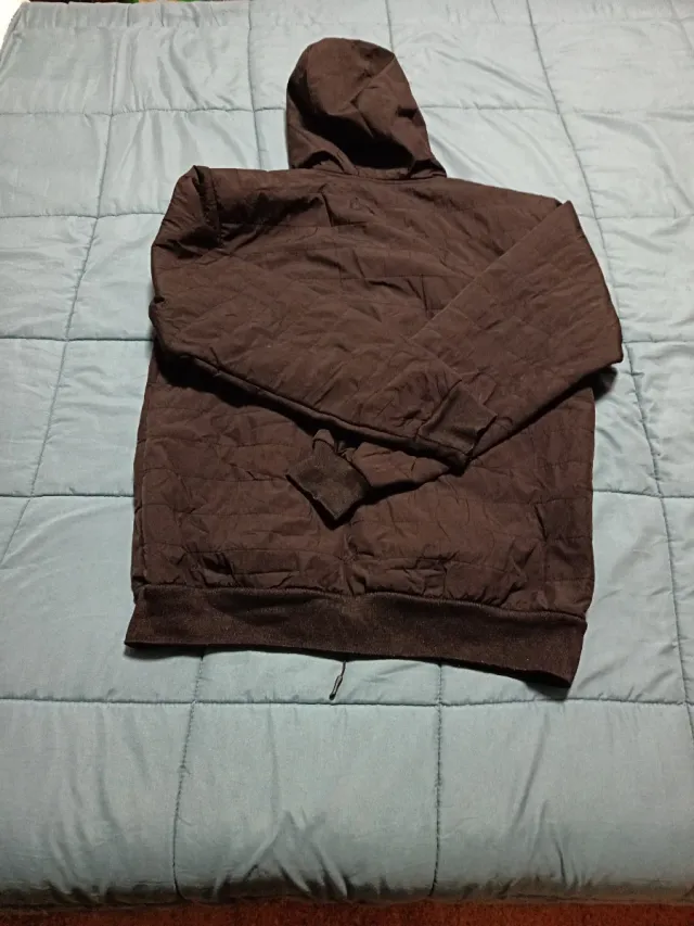 Cazadora negra con capucha