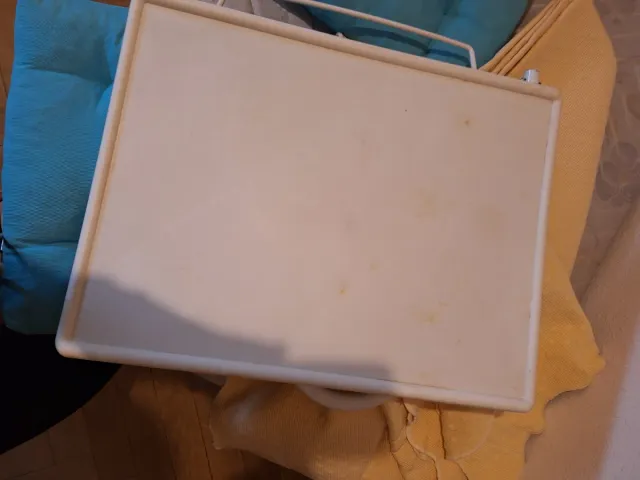 Mesa auxiliar plegable blanca