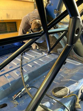 Soldadura jaulas antivuelco y refuerzos de chasis