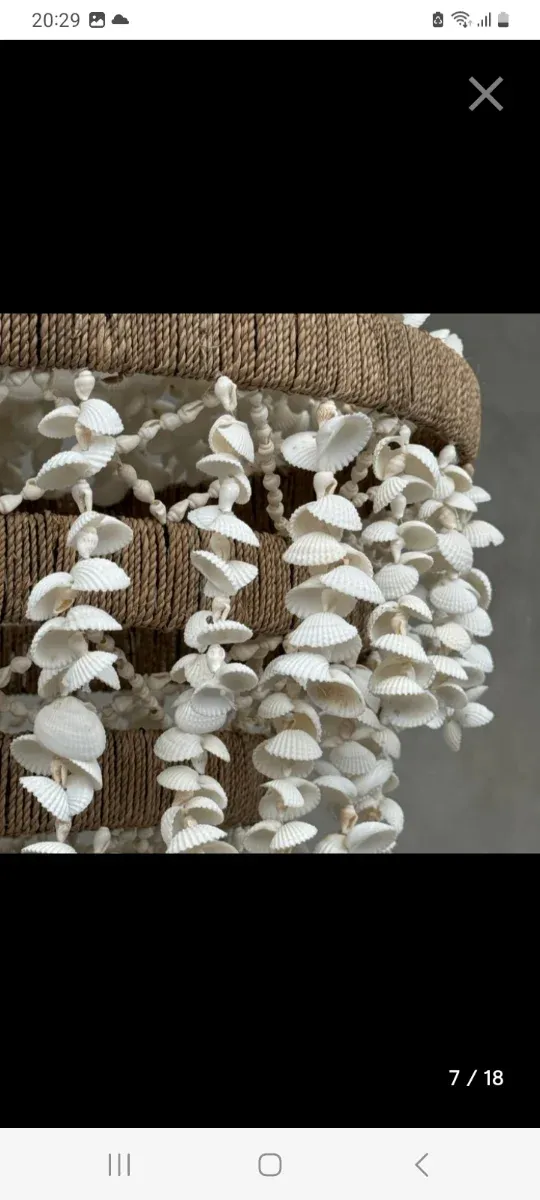 Lámpara colgante de conchas y tela