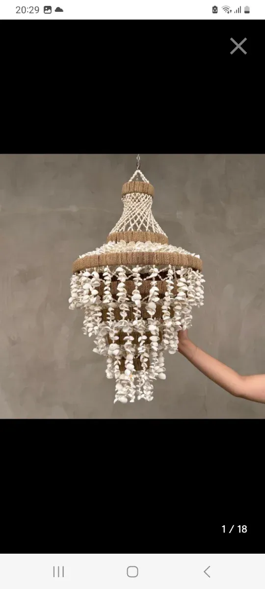 Lámpara colgante de conchas y tela