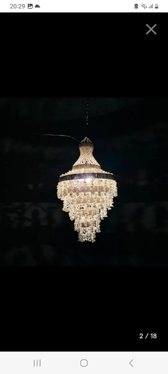 Lámpara colgante de conchas y tela