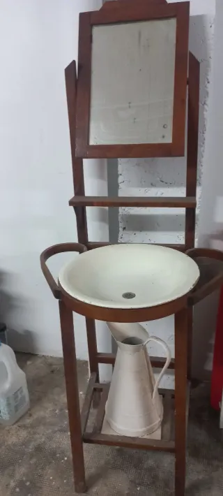Palanganero de madera con espejo