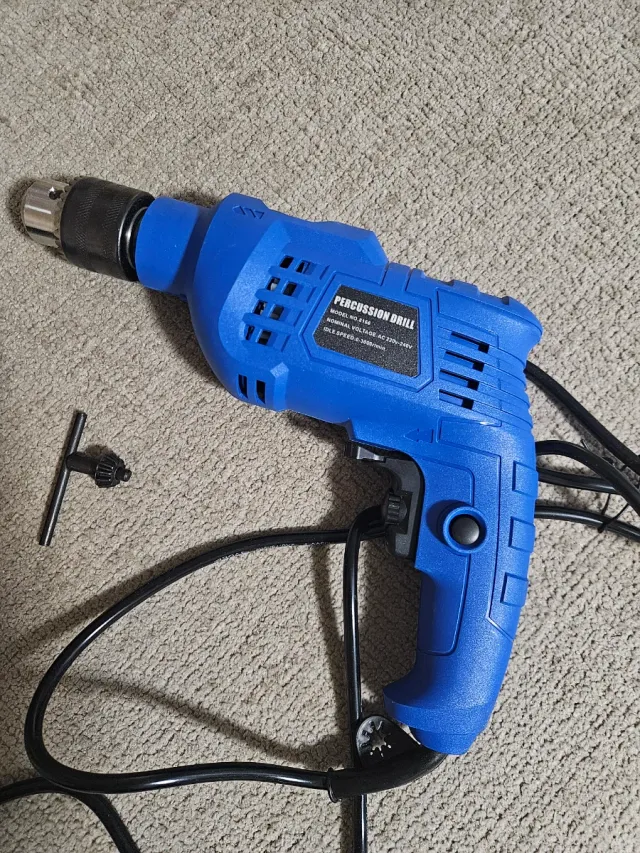 Trapano a percussione elettrico blu