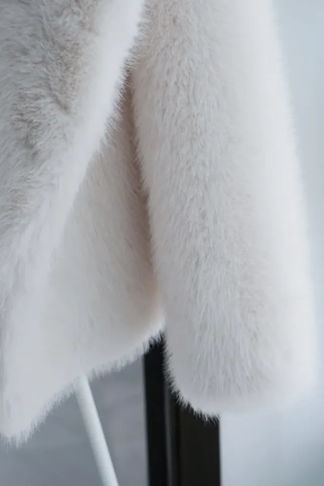 Abrigo blanco de pelo Zara