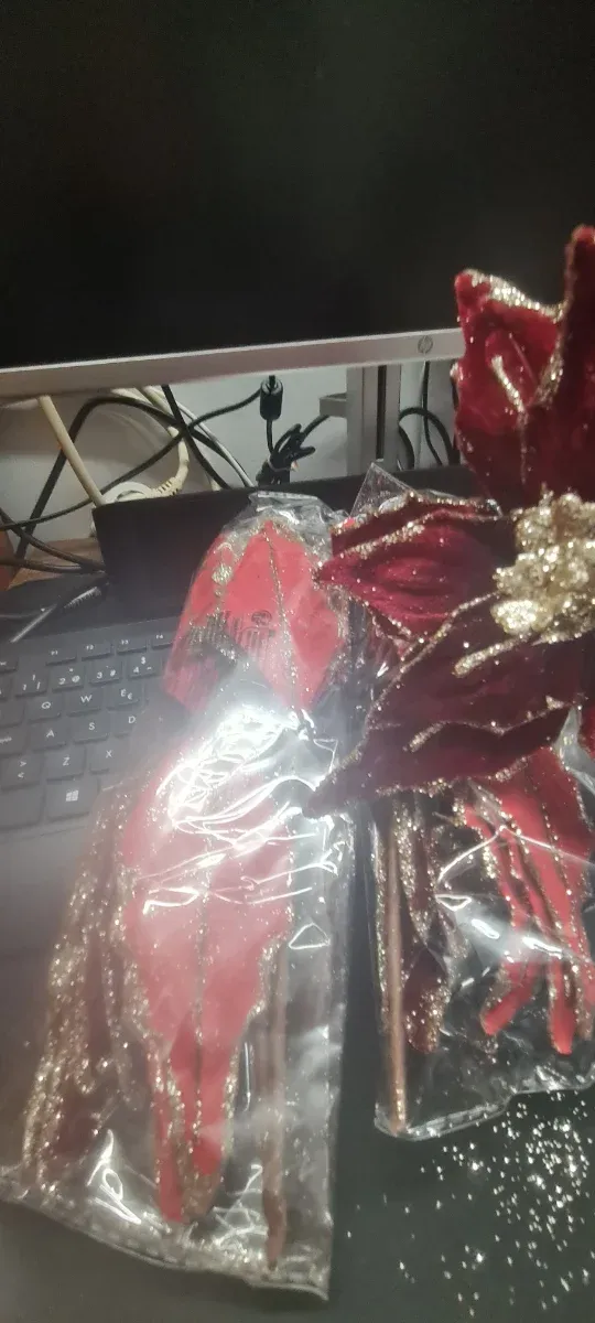 Flores Navideñas Rojas y Doradas