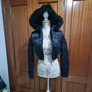 Chaquetón corto negro con capucha