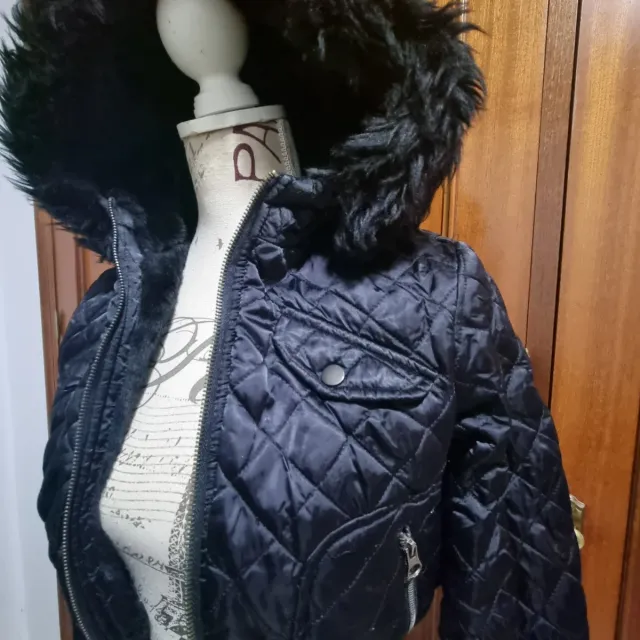 Chaquetón corto negro con capucha