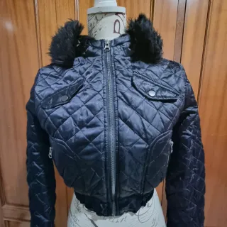 Chaquetón corto negro con capucha
