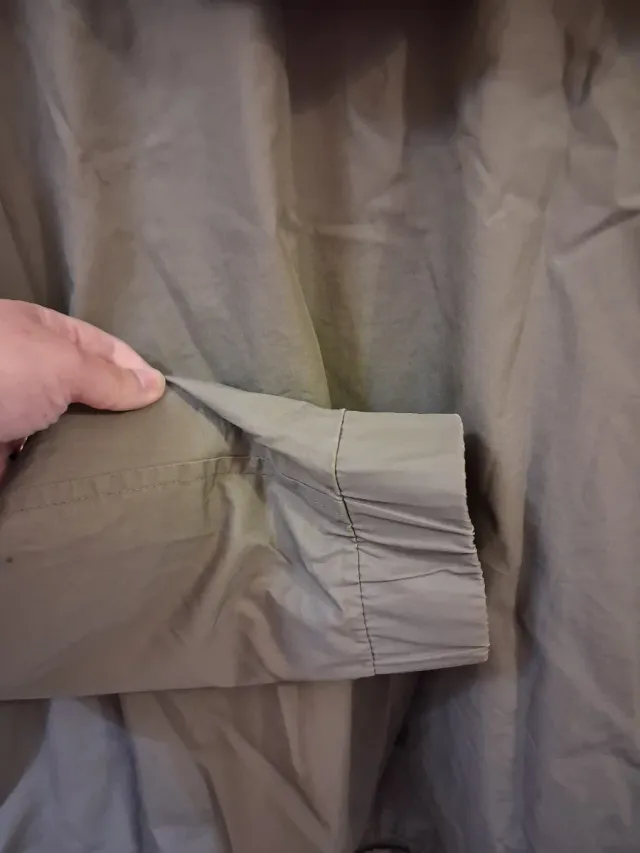 Chaqueta H&M verde impermeable T.52/54