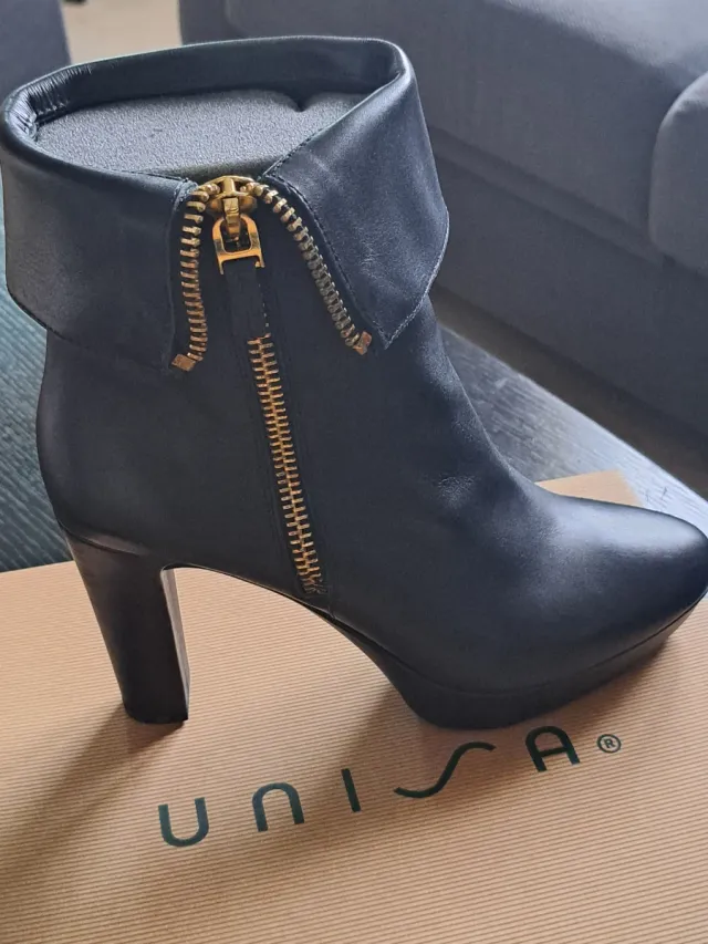 Botín UNISA mujer negro con cremallera dorada