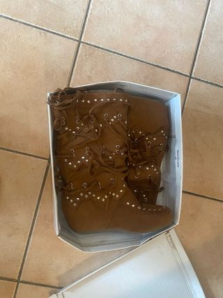 Stivali marroni con frange e borchie