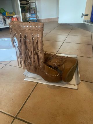 Stivali marroni con frange e borchie