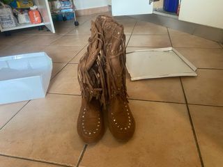 Stivali marroni con frange e borchie