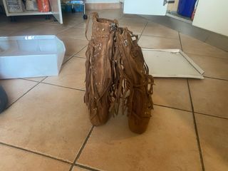 Stivali marroni con frange e borchie