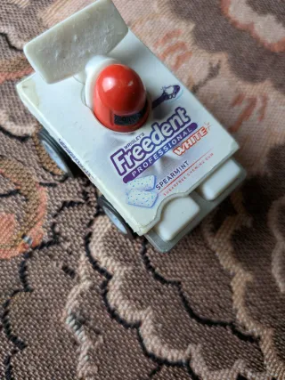 Macchinina promozionale Freedent