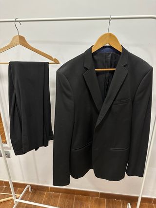Traje ZARA negro chaqueta y pantalón